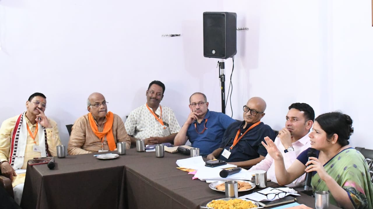 15 जून को होने वाले कैंचीधाम स्थापना दिवस मेले के आयोजन के सम्बन्ध में अधिकारियों एवं मंदिर समिति के सदस्यों के साथ बैठक