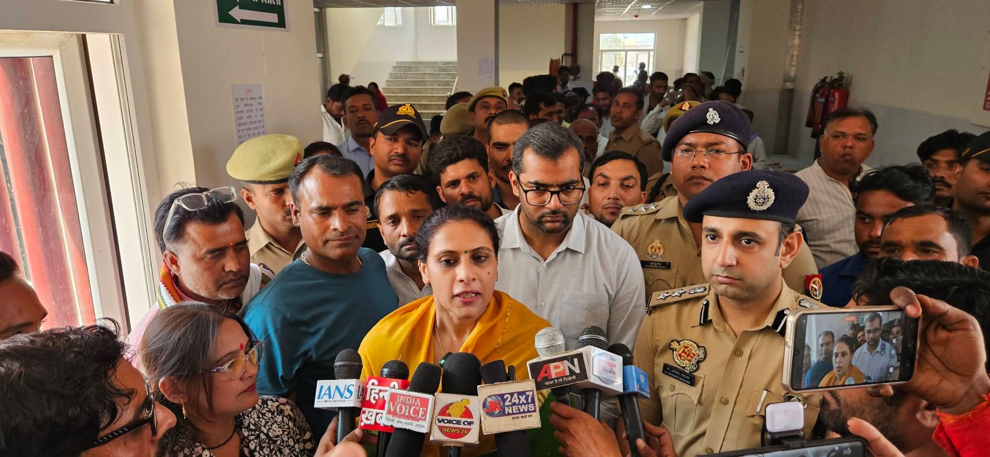 सांसद पुत्री पूजा पाल ने रक्तदान शिविर का किया आयोजन