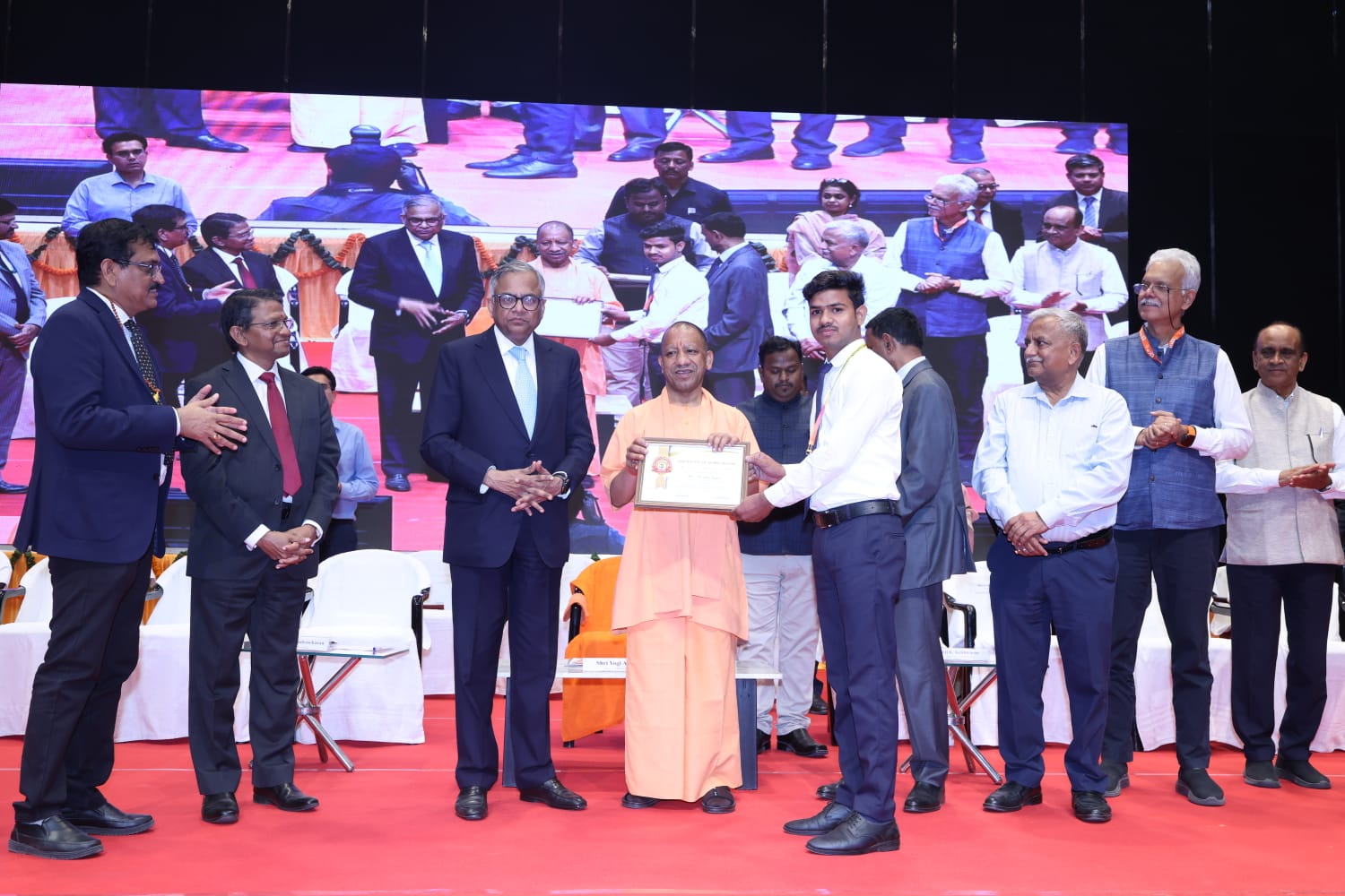 महायोगी गोरखनाथ विश्वविद्यालय गोरखपुर में पंचकर्म केंद्र को देखकर अभिभूत हुए टाटा संस के चेयरमैन