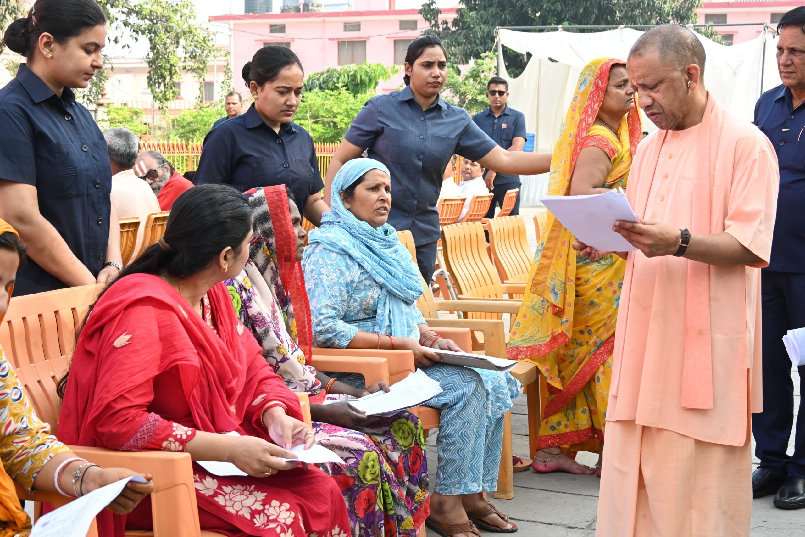घबराइए मत, बच्चे के इलाज में नहीं आने देंगे कोई बाधा : सीएम योगी